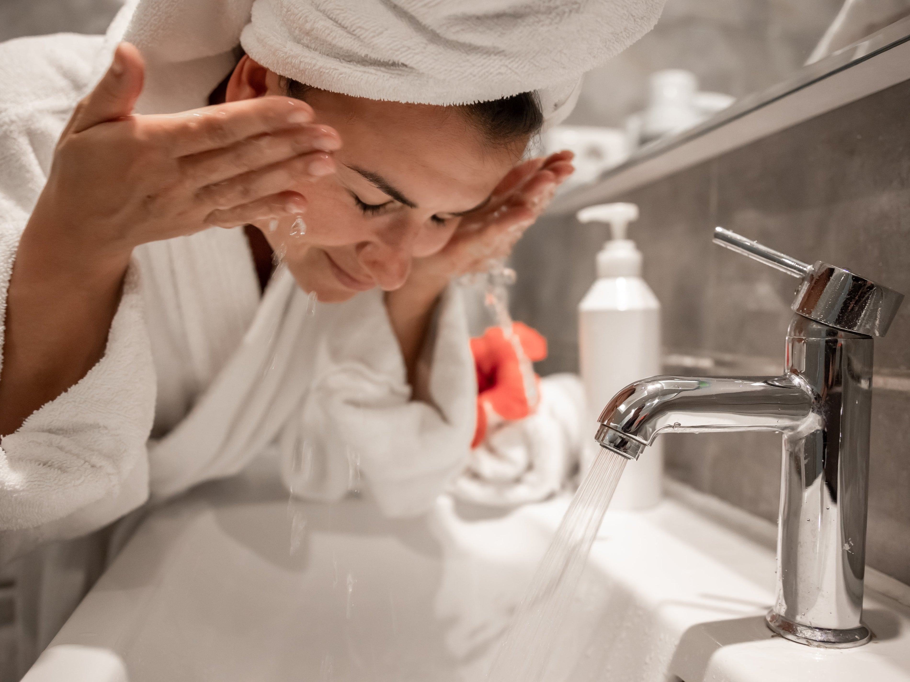 Tu piel lo necesita: ¿Por qué lavar tu rostro mañana y noche es esencial?